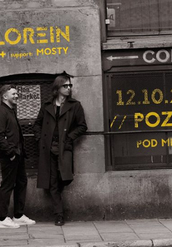 Obraz przedstawia dwóch mężczyzn stojących na chodniku przed ceglanym murem. Na ścianie znajduje się napis "LOREIN" z żółtymi literami. Jest też napis "COFFEE" i kolejny napis "12.10.2024 // POZNAN // POD MINOGĄ // UGP". Mężczyźni mają na sobie zwykłe ubrania i wydają się patrzeć na coś poza kamerą. Obraz jest czarno-biały, a oświetlenie jest stosunkowo słabe.