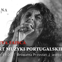 Plakat, który poleca koncert muzyki Fado. Na zdjęciu rozśpiewana artystka, dookoła napisy informujące o wydarzeniu.