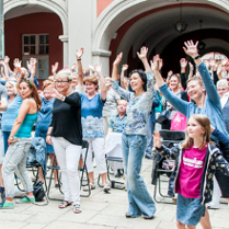 koncert na dziedzińcu Szkoły Baletowej