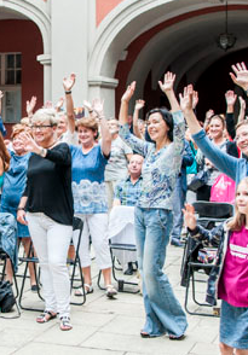 koncert na dziedzińcu Szkoły Baletowej