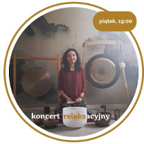 Kobieta gra na misach i gongach. Obok dwa gongi.