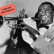 Louis Armstrong z trąbką na czarno-białym zdjęciu, informacje o koncercie w jego hołdzie.