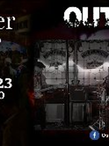 Obrazek reklamuje Koncert Outsider - złote przeboje polskiego rocka. Oprócz szczegółów wydarzenia, w tle widać w połowie wnętrze pubu i w półowie muzyków grających na scenie.