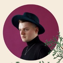 Zdjęcie artysty w czarnym kapeluszu.