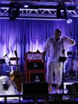 Zdjęcie przedstawia czterech muzyków rockowych występujących na scenie.