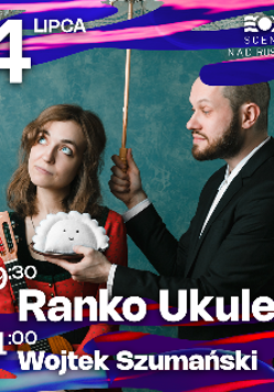 Mężczyzna ubrany w garnitur trzyma parasolkę od głową kobiety i podaje jej pluszaka w kształcie pieroga. Kobieta w czerwonej sukience odwraca zwrot, a w ręce trzyma ukulele.