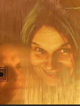 Zdjęcie kobiety, które odbija się w gongu.