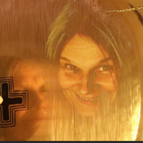 Zdjęcie kobiety, które odbija się w gongu.