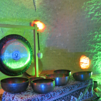 Zdjęcie przedstawia misy oraz gong, których używa się do grania podczas koncertów relaksacyjnych.