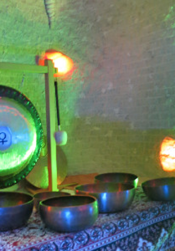 Zdjęcie przedstawia misy oraz gong, których używa się do grania podczas koncertów relaksacyjnych.