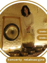 Artystka, która gra na misach i gongach.