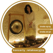 Artystka, która gra na misach i gongach.