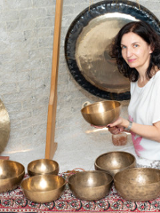 Zdjęcie, artystka gra na misach i gongach.