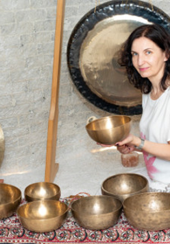 Zdjęcie, artystka gra na misach i gongach.