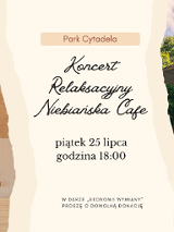 Po lewej zdjęcie z góry kobiety, która gra na instrumencie zwanym "żółw". Przed nią leżą duże drewniane pałeczki i misy. Po prawej zdjęcie kwiarni "Niebiańska".