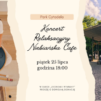 Po lewej zdjęcie z góry kobiety, która gra na instrumencie zwanym "żółw". Przed nią leżą duże drewniane pałeczki i misy. Po prawej zdjęcie kwiarni "Niebiańska".