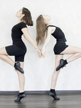 Obrazek przedstawia dwie dziewczyny które są zwrócone do siebie plecami.