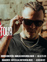 Mężczyzna w ciemnych okularach chwyta się za ich oprawkę, obok napisy informujące o szczegółach wydarzenia, za nim ceglana ściana.