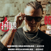 Mężczyzna w ciemnych okularach chwyta się za ich oprawkę, obok napisy informujące o szczegółach wydarzenia, za nim ceglana ściana.