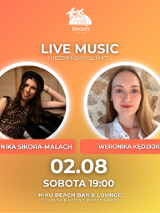 Pomarańczowe tło z kolorowymi piórami po bokach. Na środku dwa zdjęcia młodych kobiet. Po lewej brunetka ubrana w czarną sukienke. Po prawej blondynka w białej koszuli.