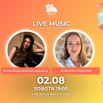 Pomarańczowe tło z kolorowymi piórami po bokach. Na środku dwa zdjęcia młodych kobiet. Po lewej brunetka ubrana w czarną sukienke. Po prawej blondynka w białej koszuli.