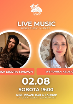 Pomarańczowe tło z kolorowymi piórami po bokach. Na środku dwa zdjęcia młodych kobiet. Po lewej brunetka ubrana w czarną sukienke. Po prawej blondynka w białej koszuli.