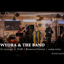 Kobieta na scenie w restauracji z zespołem.