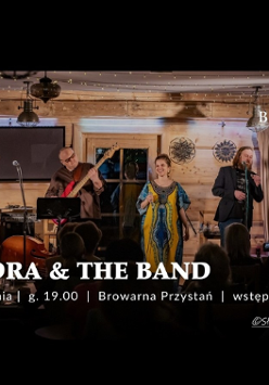 Kobieta na scenie w restauracji z zespołem.