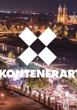 Wieczór. Zdjęcie z góry na KontenerART. Na srodku 4 białe kwadraty stykajace sie narożnikami. W środku tworza kwadrat. Pod spodem biały napis "Kontenerart".