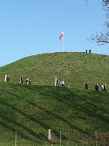 Kopiec Wolności w Poznaniu, po którym spacerują mieszkańcy.