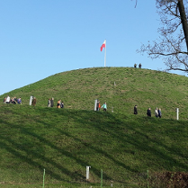 Kopiec Wolności w Poznaniu, po którym spacerują mieszkańcy.