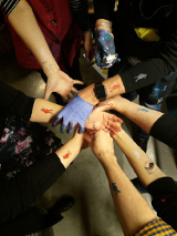 krąg splecionych rąk