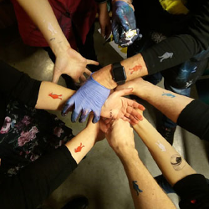 krąg splecionych rąk