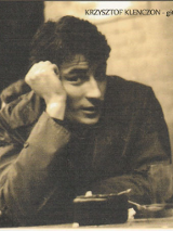 Mężczyzna siedzi najprawdopodobniej przy stole z głową oparta na dłoni.