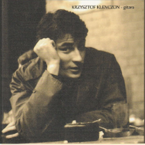 Mężczyzna siedzi najprawdopodobniej przy stole z głową oparta na dłoni.