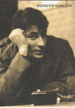 Mężczyzna siedzi najprawdopodobniej przy stole z głową oparta na dłoni.