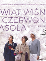 Plakat filmu nagranego w Japonii. Na nim młoda kobieta, starsza kobieta i mężczyzna stoją pod kwiatami kwitnącnej wiśni.