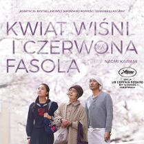Plakat filmu nagranego w Japonii. Na nim młoda kobieta, starsza kobieta i mężczyzna stoją pod kwiatami kwitnącnej wiśni.