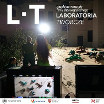 zdjęcie z planu filmowego, pośrodku ostre światło, dwie postaci stojące tyłem, kilka osób leżących na ziemi