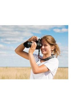 Uśmiechnięta dziewczyna z robi zdjęcie.