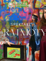 Zdjęcie, dwie kobiety stoją przed kolorową ścianą, między nimi otwarty kufer.