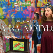 Zdjęcie, dwie kobiety stoją przed kolorową ścianą, między nimi otwarty kufer.