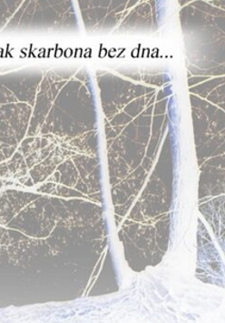 Biało-czarne zdjęcie lasu, a na nim napis Pamięć jest jak skarbona bez dna...