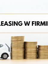 Grafika promocyjna bezpłatnego szkolenia pod tytułem Leasing w firmie, a na obrazku znajduje się samochód z pieniedzmi oraz tytuł i data szkolenia.. Szkolenie odbędzie się 2 października 2023 r. w godzinach 17:00-19:00. Szkolenie poprowadzi przedstawiciel Wielkopolskiej Izby Doradców Podatkowych.