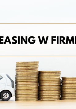 Grafika promocyjna bezpłatnego szkolenia pod tytułem Leasing w firmie, a na obrazku znajduje się samochód z pieniedzmi oraz tytuł i data szkolenia.. Szkolenie odbędzie się 2 października 2023 r. w godzinach 17:00-19:00. Szkolenie poprowadzi przedstawiciel Wielkopolskiej Izby Doradców Podatkowych.