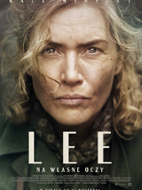 Kobieta w średnik wieku. Blond włosy i niebieskie oczy. Ma brudną, zmęczoną twarz. Patrzy na wprost obiektywu gniewnie.