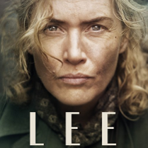 Kobieta w średnik wieku. Blond włosy i niebieskie oczy. Ma brudną, zmęczoną twarz. Patrzy na wprost obiektywu gniewnie.