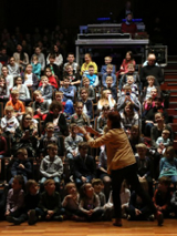 Lekcja słuchania muzyki: dzieci siedzą na widowni.