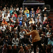 Lekcja słuchania muzyki: dzieci siedzą na widowni.