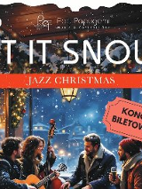 Grupa czterech osób siedzi przy choince, jedna osoba gra na gitarze, druga śpiewa, pozostałe słuchają. Za oknem widać śnieg i zimowy krajobraz.